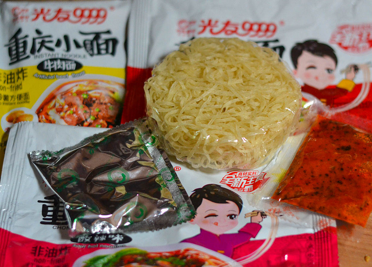 Sichuan Guangyou 9999 Chongqing xiǎomiàn Spicy Instant Noodles